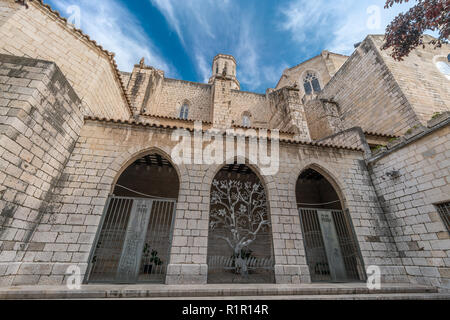 Figueras, Espagne - 28 juillet 2018 : portique et tour lanterne Vue extérieure de l'église Saint Pierre (Esglesia de Sant Pere) Église catholique de style roman Banque D'Images