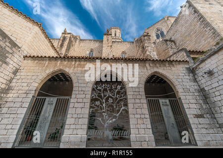 Figueras, Espagne - 28 juillet 2018 : portique et tour lanterne Vue extérieure de l'église Saint Pierre (Esglesia de Sant Pere) Église catholique de style roman Banque D'Images