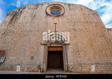 Figueras, Espagne - 28 juillet 2018 : façade façade de l'église de Saint Pierre (Esglesia de Sant Pere) style Roman Catholic church Banque D'Images