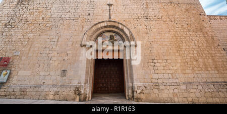 Figueras, Espagne - 28 juillet 2018 : vue panoramique de façade et entrée principale de l'église Saint Pierre (Esglesia de Sant Pere) style Roman Catholic chu Banque D'Images