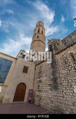 Figueras, Espagne - 28 juillet 2018 : Bell Tower Vue extérieure de l'église Saint Pierre (Esglesia de Sant Pere) style Roman Catholic church Banque D'Images