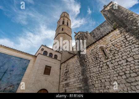 Figueras, Espagne - 28 juillet 2018 : Bell Tower Vue extérieure de l'église Saint Pierre (Esglesia de Sant Pere) style Roman Catholic church Banque D'Images