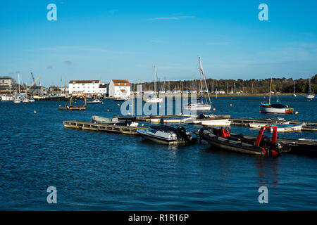 Bateaux amarrés sur la rivière Deben à Woodbridge, Suffolk Banque D'Images