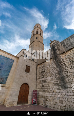 Figueras, Espagne - 28 juillet 2018 : Bell Tower Vue extérieure de l'église Saint Pierre (Esglesia de Sant Pere) style Roman Catholic church Banque D'Images