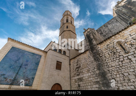 Figueras, Espagne - 28 juillet 2018 : Bell Tower Vue extérieure de l'église Saint Pierre (Esglesia de Sant Pere) style Roman Catholic church Banque D'Images