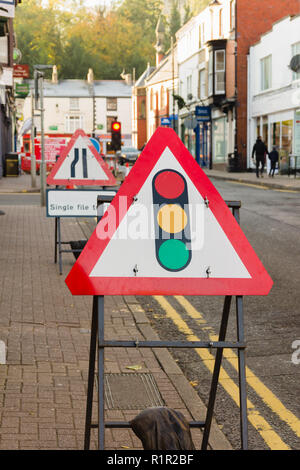 Des panneaux de signalisation et des feux de signalisation temporaires contrôlent l'accès aux véhicules pendant les réparations sur autoroute à Llangollen au pays de Galles Banque D'Images