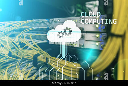 La mise en réseau et de cloud computing concept sur arrière-plan de la salle serveur. Banque D'Images