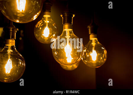 Lumière jaune chaud confortable. L'ampoule d'Edison pendaison. Libre Banque D'Images