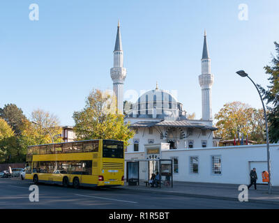 BERLIN, ALLEMAGNE - 21 octobre 2018 : Jaune BVG bus en face de la mosquée de Sehitlik à Berlin, Allemagne Banque D'Images