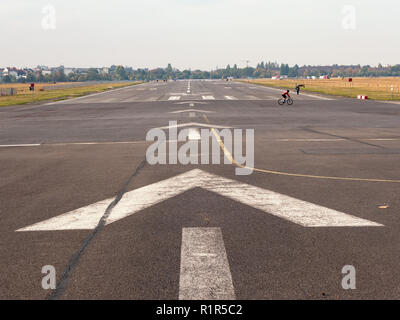 BERLIN, ALLEMAGNE - 10 octobre 2018 : ancienne piste de décollage dans les Parc de la ville Tempelhofer Feld, l'ancien aéroport de Tempelhof à Berlin, Allemagne Banque D'Images