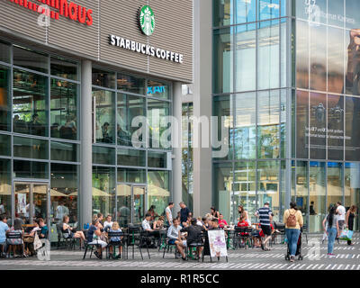 BERLIN, ALLEMAGNE - 3 août 2018 : Les gens en face de Starbucks Café à la Potsdamer Platz à Berlin, Allemagne Banque D'Images