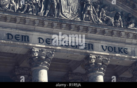 La politique de l'Allemagne Concept : le bâtiment du Reichstag à Berlin, Allemagne avec dévouement, DEM DEUTSCHEN VOLKE Sens au peuple allemand Banque D'Images