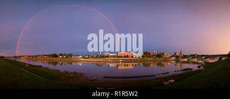 Un arc-en-ciel apparaît sur Hamilton, Ohio et la grande rivière Miami après une tempête alors que le soleil se couche. Banque D'Images