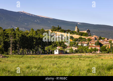 Village Bédoin avec Mont Ventoux dans la lumière du soir, Provence, France Banque D'Images