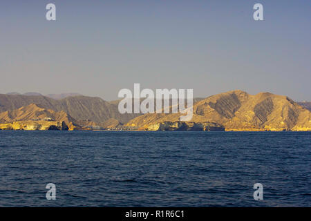 Ligne cosat pittoresque et rock cliff près de Mascate, Oman. Banque D'Images