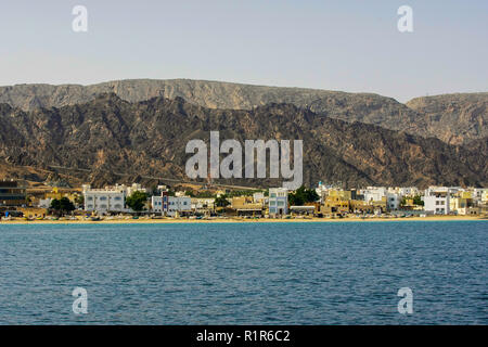 Ligne cosat pittoresque et rock cliff près de Mascate, Oman. Banque D'Images