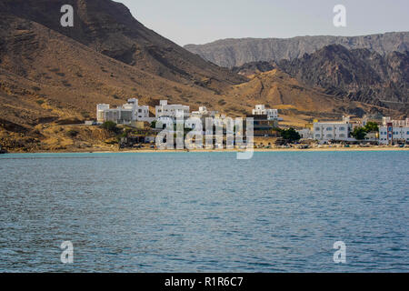 Ligne cosat pittoresque et rock cliff près de Mascate, Oman. Banque D'Images