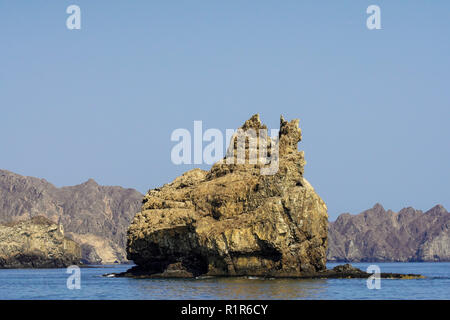 Ligne cosat pittoresque et rock cliff près de Mascate, Oman. Banque D'Images