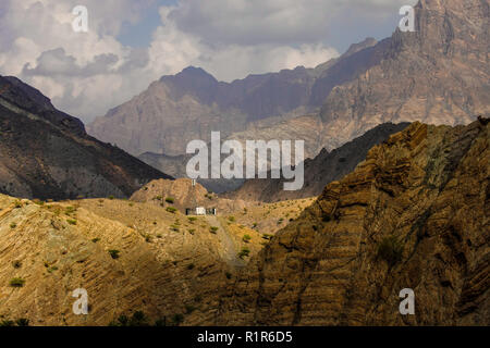 Vue panoramique sur les montagnes de l'ouest de Wadi Bani ronde, Hajar Oman. Banque D'Images