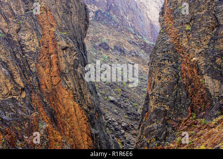 Vue panoramique sur les montagnes de l'ouest de Wadi Bani ronde, Hajar Oman. Banque D'Images