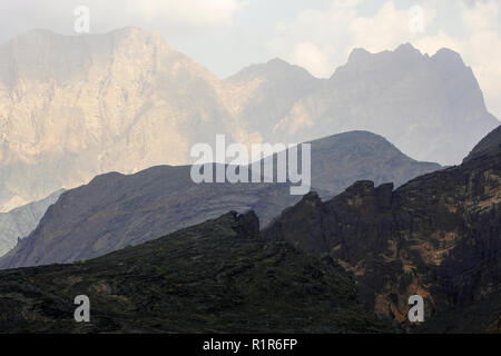 Vue panoramique sur les montagnes de l'ouest de Wadi Bani ronde, Hajar Oman. Banque D'Images