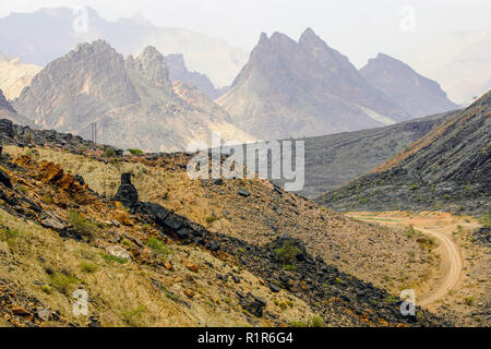 Vue panoramique sur les montagnes de l'ouest de Wadi Bani ronde, Hajar Oman. Banque D'Images