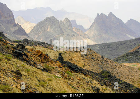 Vue panoramique sur les montagnes de l'ouest de Wadi Bani ronde, Hajar Oman. Banque D'Images