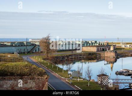 ST. PETERSBURG, RUSSIE - 04 NOVEMBRE 2018 : vue générale du Fort Constantine avec défenses et port intérieur, Kronstadt, Russie Banque D'Images