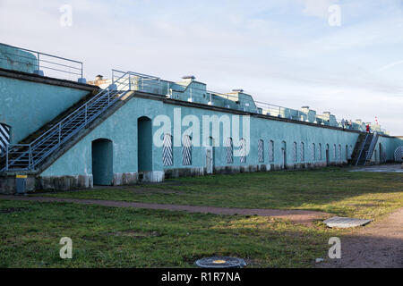 Fortifications de la partie centrale de Fort Constantine, batterie de canons de 8 et 6, Kronstadt, Russie Banque D'Images