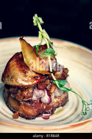 Foie gras français esthétique avec apple et chutney de poire sur le toast en style minimaliste Banque D'Images