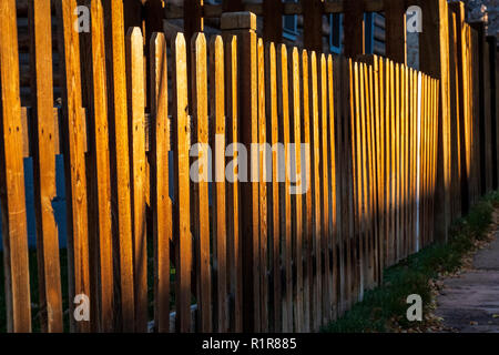 La fin de journée la lumière du soleil crée des motifs de clôture en bois ; 325 D Street ; Salida ; Colorado ; USA Banque D'Images