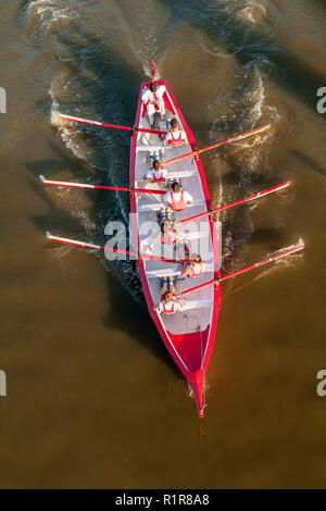 Dans l'action de l'équipage sur un bateau d'aviron lors d'une compétition Banque D'Images