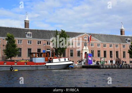 Excursion en bateau sur le canal Amstel dans la ville d'Amsterdam, Hollande, Pays-Bas Banque D'Images