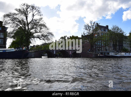 Excursion en bateau sur le canal Amstel dans la ville d'Amsterdam, Hollande, Pays-Bas Banque D'Images