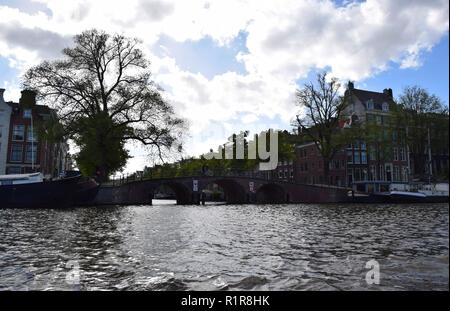 Excursion en bateau sur le canal Amstel dans la ville d'Amsterdam, Hollande, Pays-Bas Banque D'Images