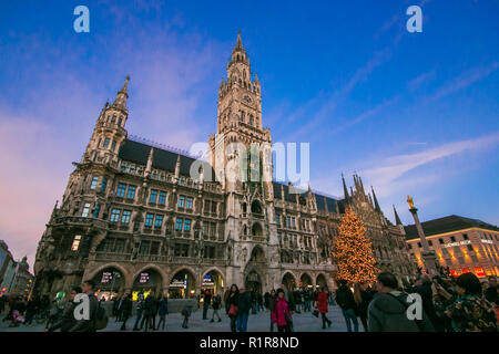 MUNICH, ALLEMAGNE - 31 décembre 2017 : Marienplatz avec arbre de Noël au coucher du soleil en Allemagne, Europe Banque D'Images