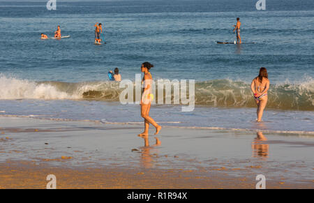 VILA DO BISPO, PORTUGAL - 21 août 2018 : les gens à la célèbre plage de Salema à Vila do Bispo. Cette plage fait partie d'un célèbre région touristique d'Alg Banque D'Images