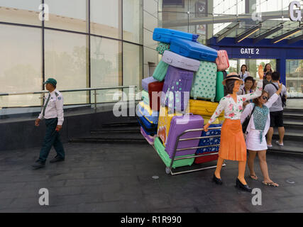 PATTAYA, THAÏLANDE - octobre 13,2018 : Terminal 21 c'est le grand centre commercial,nouveau dans la région de deuxième route avant l'ouverture six jours plus tard.Un groupe de touristes chinois Banque D'Images