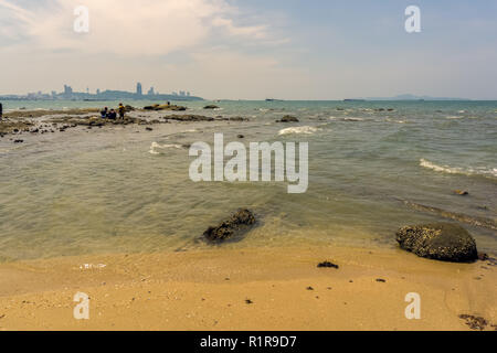 Le Rocky et Coral Beach public en vue de Pattaya Banque D'Images