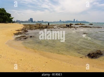 PATTAYA, THAÏLANDE - octobre 13,2018 : Coral Beach c'est une petite plage avec beaucoup de roches et de pierres et en vue de la ville. Banque D'Images