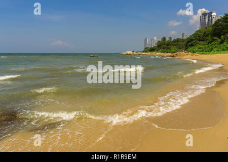 PATTAYA, THAÏLANDE - AVRIL 20,2018 : Coral Beach c'est une petite plage avec des roches et des pierres et en vue de Wongamat Beach. Banque D'Images