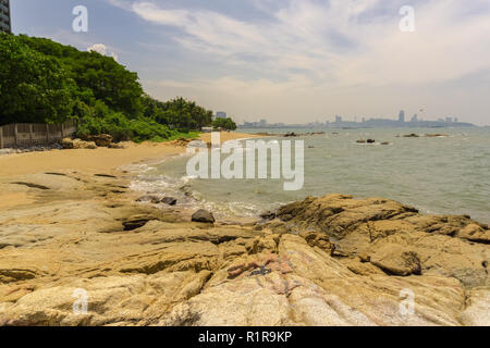 Le Rocky et Coral Beach public en vue de Pattaya Banque D'Images