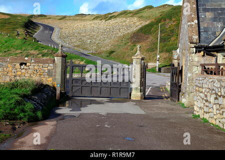 La grande porte en bois lourd qui était l'entrée de Dunraven estate sur la côte du patrimoine à Southerndown/Dunraven bay, près de Bridgend. Banque D'Images
