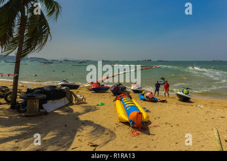 PATTAYA, THAÏLANDE - octobre 13,2018 : la plage les touristes vous détendre et nager et y louer des bateaux pour des excursions.Certains thaïs vendent des souvenirs, nourriture et boissons t Banque D'Images