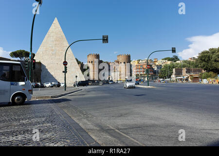 ROME, ITALIE - 22 juin 2017 : la vue étonnante de pyramide de Caius Cestius et Porta St. Paolo dans ville de Rome, Italie Banque D'Images