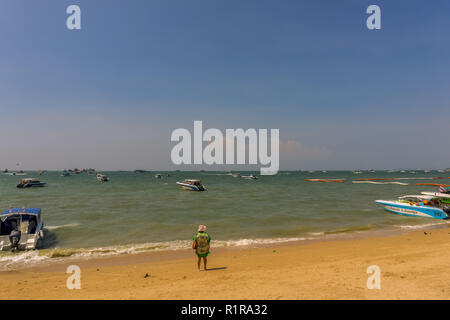 PATTAYA, THAÏLANDE - octobre 13,2018 : la plage les touristes vous détendre et nager et y louer des bateaux pour des excursions.Certains thaïs vendent des souvenirs, nourriture et boissons t Banque D'Images