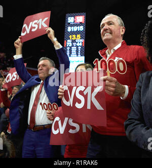 Piscataway, New Jersey, USA. 13Th Nov, 2018. Le gouverneur du New Jersey Phil Murphy et Rutgers Directeur Sportif Patrick Hobbs célébrer l'entraîneur-chef des femmes Rutgers C. Vivian Stringer (non illustré) 1 000 win de carrière au cours d'un jeu entre le Rutgers Scarlet Knights et le Central Florida Blue Devils à Rutgers Athletic Center à New Brunswick, New Jersey. Central Florida 74-44 Rutgers défait. Duncan Williams/CSM/Alamy Live News Banque D'Images