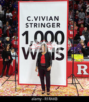 Piscataway, New Jersey, USA. 13Th Nov, 2018. L'entraîneur-chef de basket-ball féminin Rutgers C. Vivian Stringer célèbre sa victoire de carrière 1 000 après un match entre le Rutgers Scarlet Knights et le Central Florida Blue Devils à Rutgers Athletic Center à New Brunswick, New Jersey. Central Florida 74-44 Rutgers défait. Duncan Williams/CSM/Alamy Live News Banque D'Images