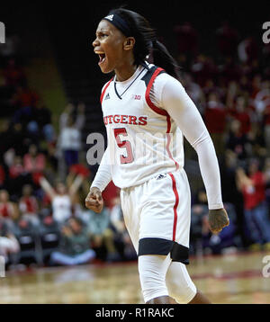 Piscataway, New Jersey, USA. 13Th Nov, 2018. Scarlet Knights Rutgers guard Ciani Cryor (5) réagit après une pièce dans la seconde moitié lors d'un match entre le Rutgers Scarlet Knights et le Central Florida Blue Devils à Rutgers Athletic Center à New Brunswick, New Jersey. Central Florida 74-44 Rutgers défait. Duncan Williams/CSM/Alamy Live News Banque D'Images