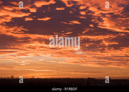 Ville de Londres. 14Th Nov 2018. Météo France : Trouver dawn nuages sur la silhouette de la ville de London Crédit : Amanda rose/Alamy Live News Banque D'Images